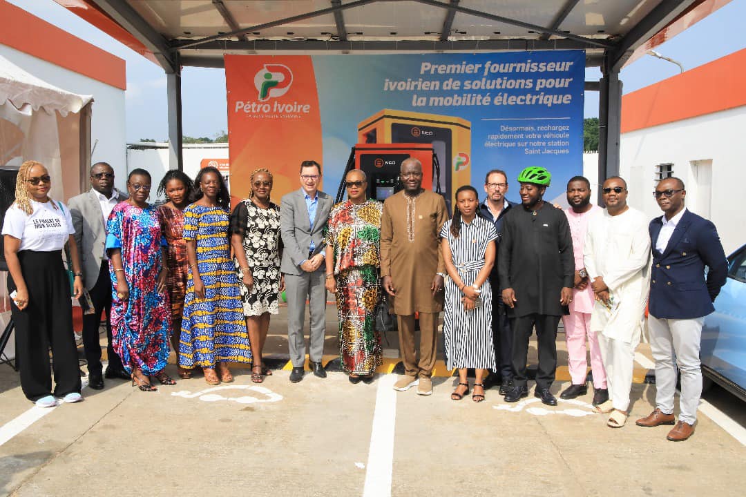 présentation de la première borne de recharge rapide pour véhicules électriques sur la station Petro Ivoire Saint Jacques
